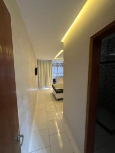 pasillo con habitación con cama y puerta en Arraial Hospedagem, en Arraial do Cabo 30 fotos más