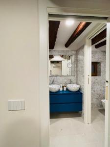 łazienka z 2 umywalkami i niebieskim blatem w obiekcie Twin Hearts Venice Residence w Wenecji +20 zdjęć