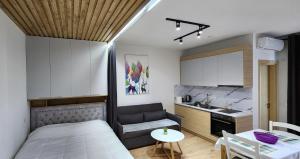 Кухня или мини-кухня в Avalona Apartment 2
