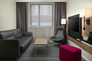 TV a/nebo společenská místnost v ubytování Moxy Glasgow Merchant City