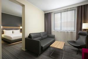 Postel nebo postele na pokoji v ubytování Moxy Glasgow Merchant City