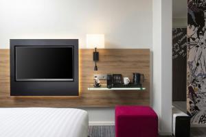 Postel nebo postele na pokoji v ubytování Moxy Glasgow Merchant City