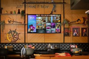 TV a/nebo společenská místnost v ubytování Moxy Glasgow Merchant City