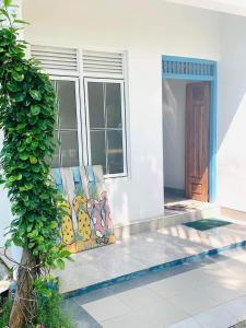un paio di sedie sedute fuori da una casa di The Beach House , Nilaveli , Trincomalee a Trincomalee