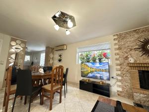 ein Esszimmer mit Tisch und Kamin in der Unterkunft Peaceful Cottage Porto Rafti in Porto Rafti