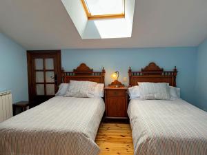 two beds sitting next to each other in a bedroom at Casa Rural Las Condesas in Santo Domingo de Silos