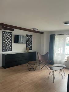 TV a/nebo společenská místnost v ubytování FREIGEIST Rooms