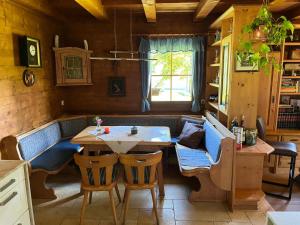 a dining room with a table and chairs at KlauBär - Hütte in Steirisch Laßnitz