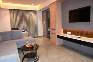 TV a/nebo společenská místnost v ubytování VANTARA SUITEs