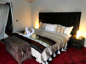 Postel nebo postele na pokoji v ubytování Camp Sahara Majestic