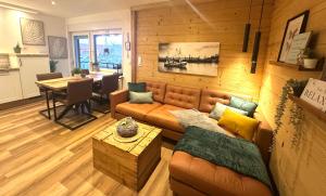 a living room with a couch and a table at Ferienwohnung Auszeit Norddeich I 5 Minuten zu Fuß zum Meer in Norddeich