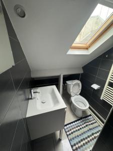ein Badezimmer mit Waschbecken und Toilette in der Unterkunft Charmant & LUXURY studio Paris Montreuil in Montreuil