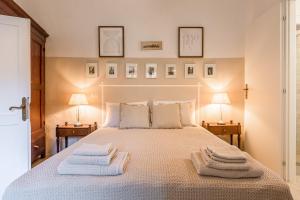 A bed or beds in a room at Appartamenti Anguria Toscana