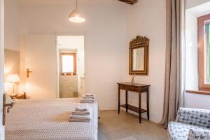 A bed or beds in a room at Appartamenti Anguria Toscana