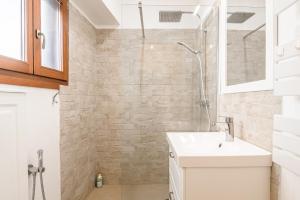 A bathroom at Appartamenti Anguria Toscana