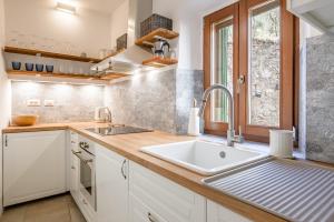 A kitchen or kitchenette at Appartamenti Anguria Toscana