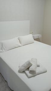 Łóżko lub łóżka w pokoju w obiekcie Apartamentos Dunamar