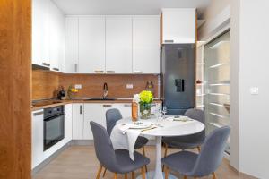 Køkken eller tekøkken på Apartman Nina Šibenik, Brodarica + 22 billeder