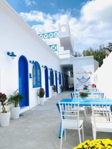 un patio con una mesa azul y sillas blancas en Robinson Homestay - Cù Lao Mái Nhà, en Tuy An 23 fotos más