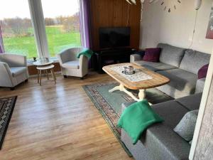 una sala de estar con un sofá y una mesa en Hokland Panorama, en Ånstad