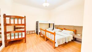 a bedroom with two bunk beds and a ladder at Sua Casa na Serra in Itaipava +52 photos