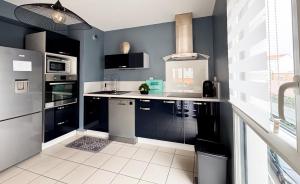 Kuchyňa alebo kuchynka v ubytovaní Bel appartement climatisé & parking