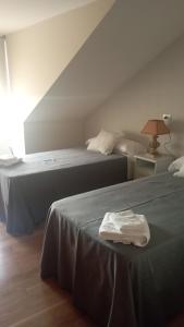 Łóżko lub łóżka w pokoju w obiekcie Apartamentos Dunamar