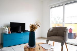 Televízia a/alebo spoločenská miestnosť v ubytovaní Bel appartement climatisé & parking