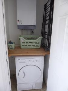 a laundry room with a washing machine and a microwave at Modern townhouse in Mountwise in Plymouth