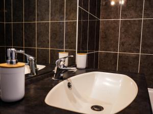 Kúpeľňa v ubytovaní Bel appartement climatisé & parking + 37 fotografií
