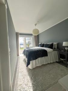 Rúm í herbergi á Traumhaus, Sauna, Whirlpool, grosse Terrasse mit Aussicht, Seeanstoss