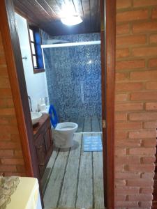 ein Badezimmer mit Dusche, Toilette und Waschbecken in der Unterkunft Paraíso da serra visconde de Mauá in Visconde De Maua + 32 Fotos