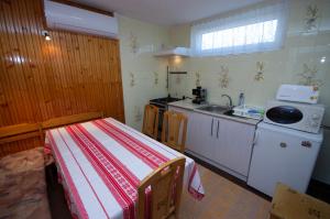 Kuchyňa alebo kuchynka v ubytovaní Amália Apartman