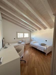 スコルツェにあるVilla con piscina vicino Venezia - Cà Spolaorのベッドが2つと机がある部屋