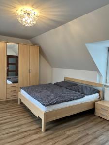 Postel nebo postele na pokoji v ubytování Podkrovní apartmán se společným bazénem + 11 fotografií