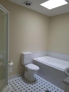 Vannituba majutusasutuses Lilypad of Three Kings Guest Rooms