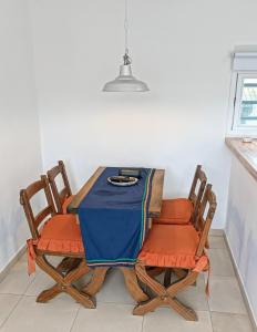 una mesa y sillas con un mantel azul. en El Buen Vivir, en Mar del Plata