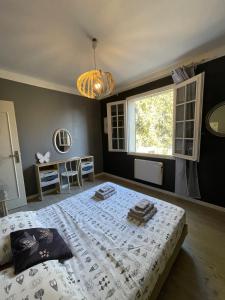 Katil atau katil-katil dalam bilik di House with pool in Provence