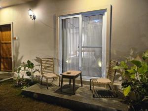 O grădină în afara Hotel Blossom