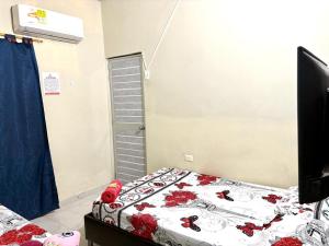 Hotel 7客房内的一张或多张床位