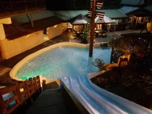 Piscina di Cocos Hot Spring Hotel o nelle vicinanze