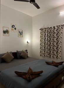 Postel nebo postele na pokoji v ubytování Palm paradise anjuna