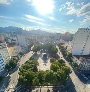 une vue aérienne sur une ville avec un parc dans l'établissement Apê da Praça, à Rio de Janeiro