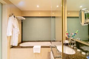 Uma casa de banho em Asiana Hotel Dubai