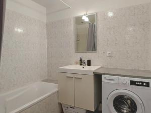 Ένα μπάνιο στο Appartement T2 avec terrasse sud +2 φωτογραφίες