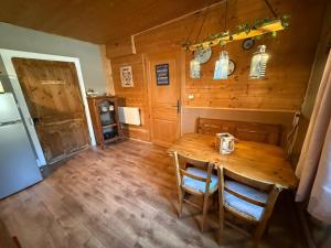 Un comedor con mesa y sillas de madera. en Gite de l'Ours, en Saint-Maurice-sur-Moselle