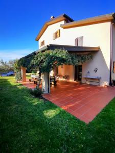 una casa con patio con panchina di Casa Ghirlanda con Piscina e Campo da Tennis a Lazise