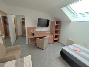 巴特拉珀瑙My-Skypalace Bad Rappenau的客房设有一张床、一张书桌和电视