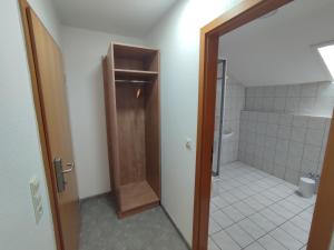 巴特拉珀瑙My-Skypalace Bad Rappenau的带淋浴间和卫生间的浴室