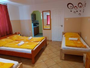 Posteľ alebo postele v izbe v ubytovaní Balassa Családi Apartman